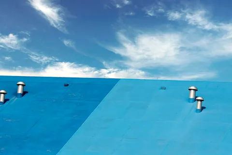 Impermeabilizar una terraza sin levantar el suelo. Cubierta plana con una membrana azul y respiraderos
