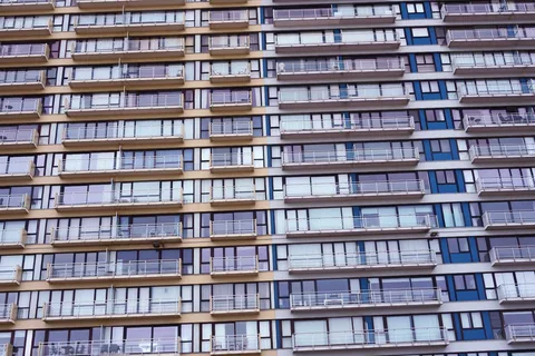 Impermeabilización en Erandio: pide presupuesto. Edificio de pisos con hileras de terrazas