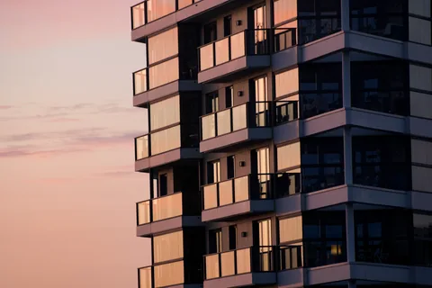 Impermeabilización en Begoña: pide presupuesto. Edificio de viviendas con balcones al atardecer