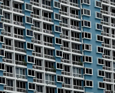 Impermeabilización en Deusto: pide presupuesto. Edificio de viviendas con ventanas y balcones