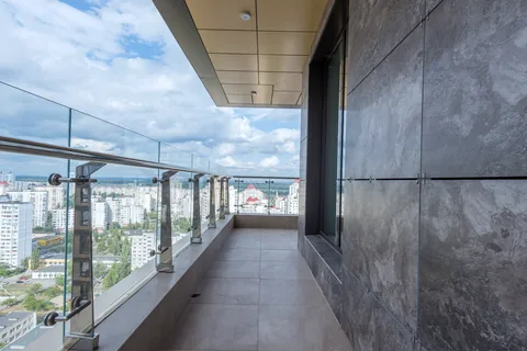 Impermeabilización en Sopelana: pide presupuesto. Terraza con barandilla de cristal en un edificio de viviendas