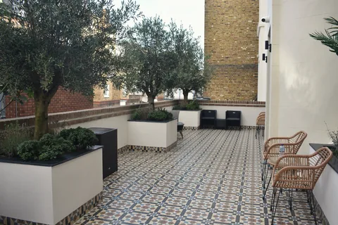 Impermeabilización de terrazas en Getxo: pide presupuesto. Terraza embaldosada con jardineras y mobiliario de exterior