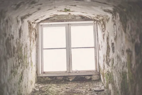 Humedades por condensación en Getxo: pide presupuesto. Ventana con moho y humedad en las paredes del hueco